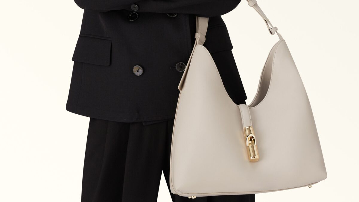 フルラの白いバッグを持っている女性